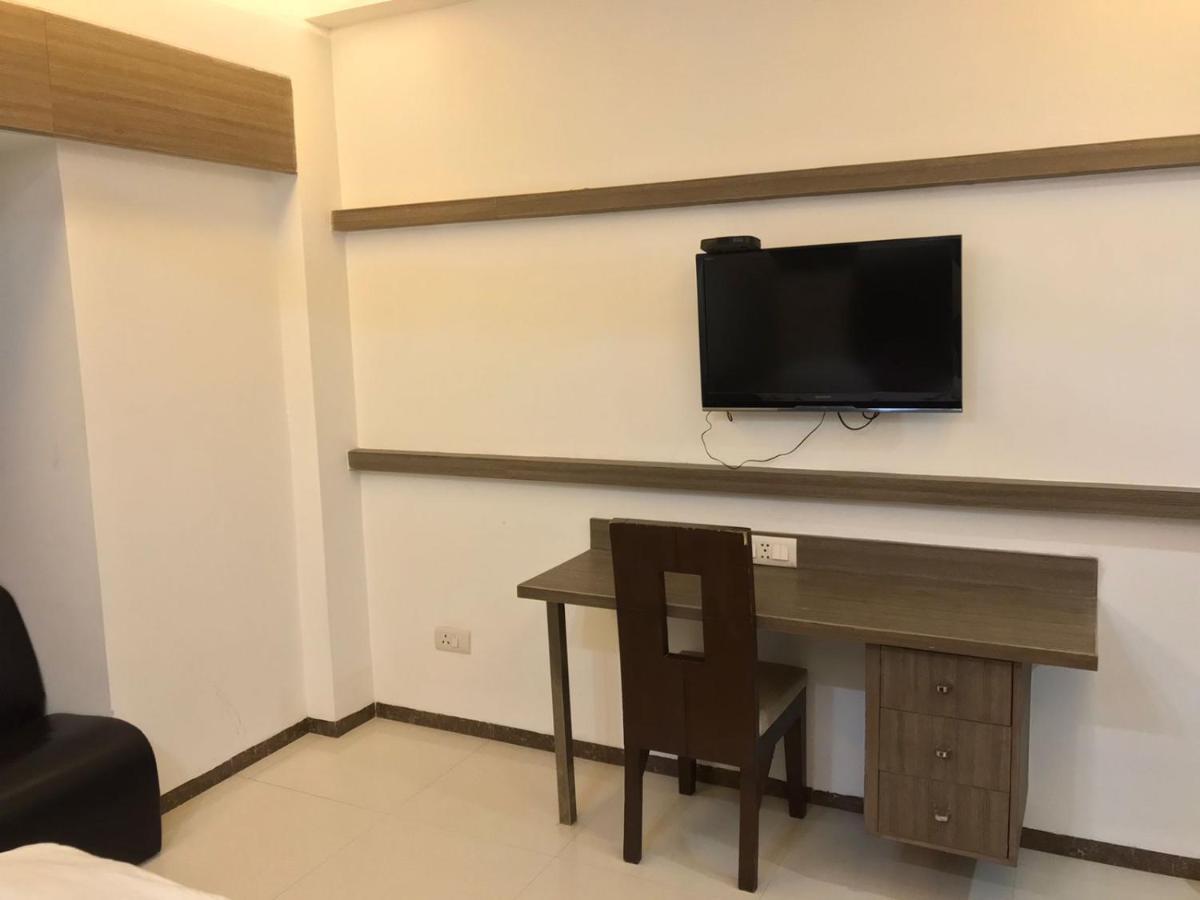 Pearl Hotel & Banquets 아흐메다바드 외부 사진