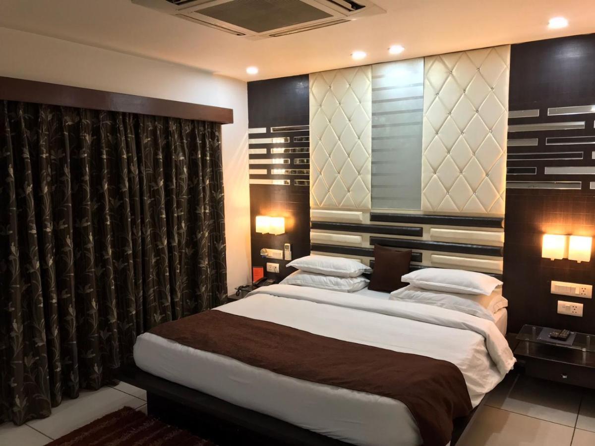 Pearl Hotel & Banquets 아흐메다바드 외부 사진