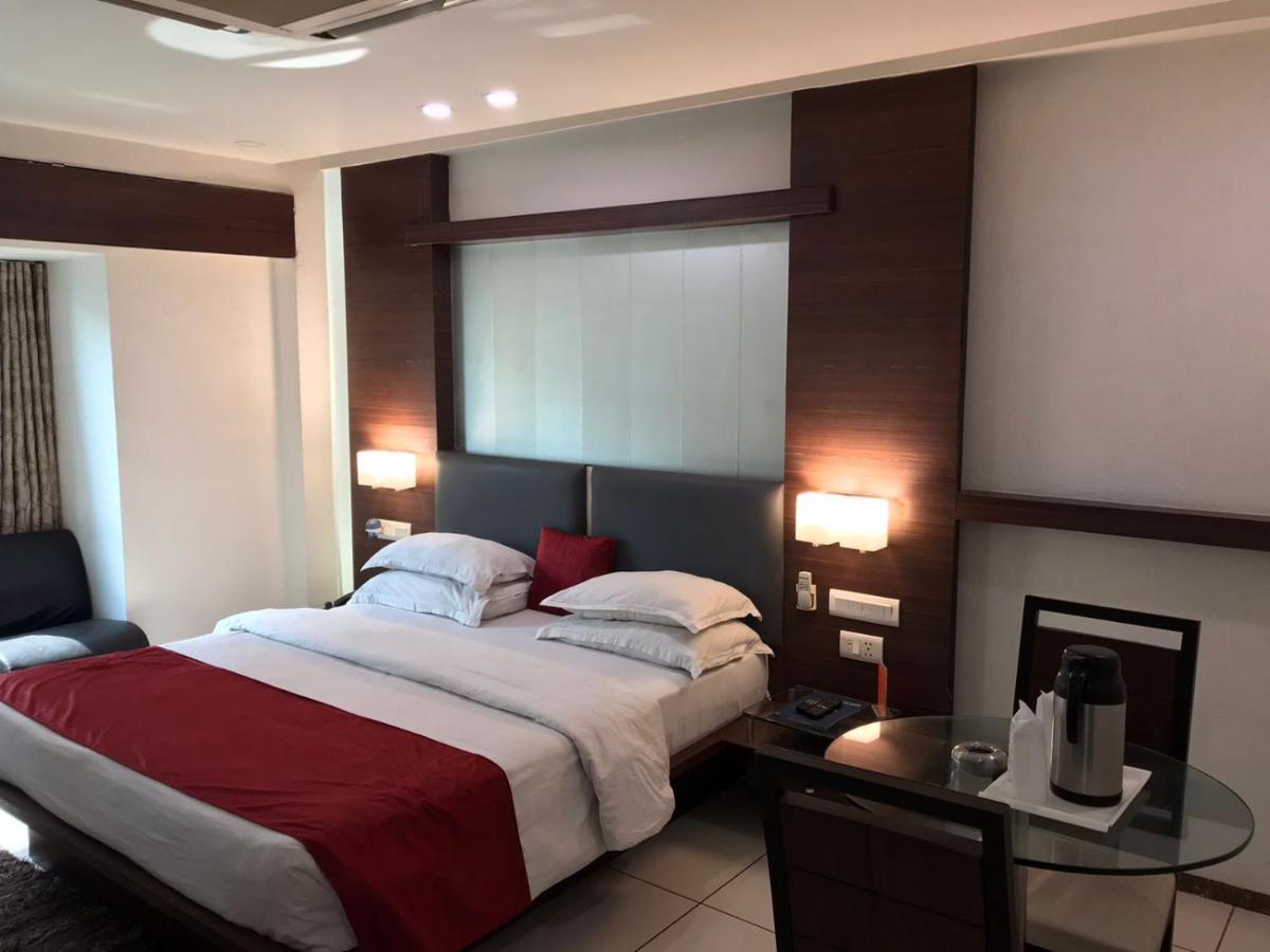 Pearl Hotel & Banquets 아흐메다바드 외부 사진
